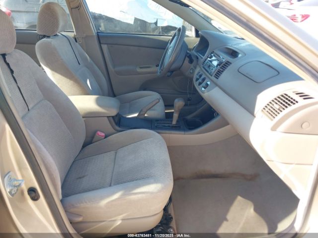 Toyota Camry Le Image 2