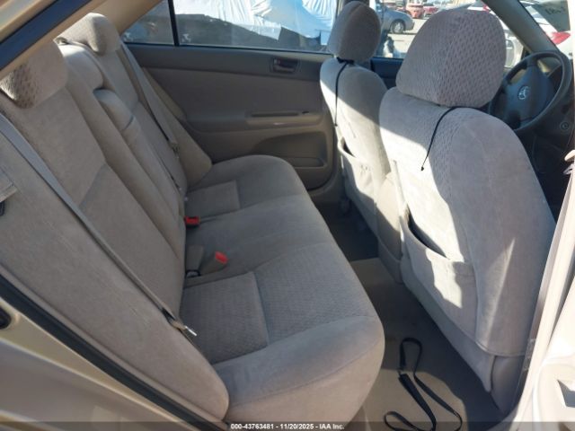 Toyota Camry Le Image 6