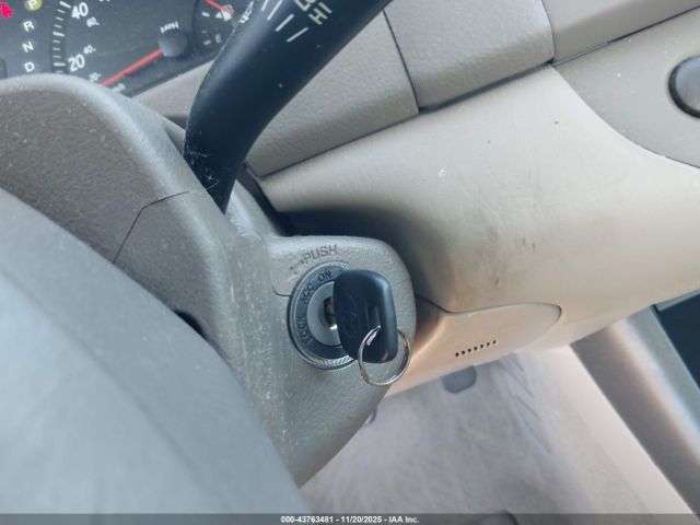 Toyota Camry Le Image 10