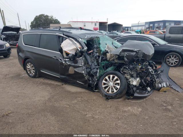  Salvage Chrysler Pacifica