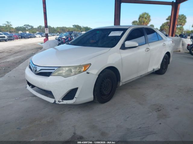 Toyota Camry Le Image 8