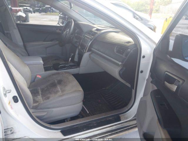 Toyota Camry Le Image 12