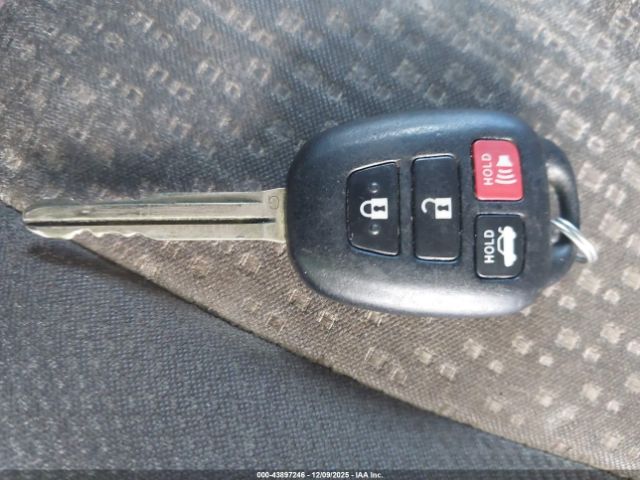 Toyota Camry Le Image 6