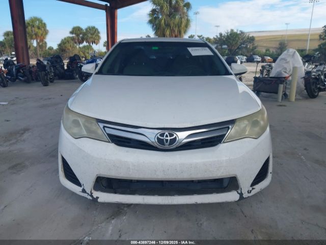 Toyota Camry Le Image 4