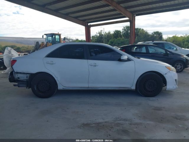 Toyota Camry Le Image 18