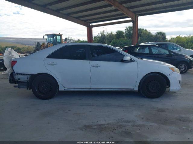 Toyota Camry Le Image 18