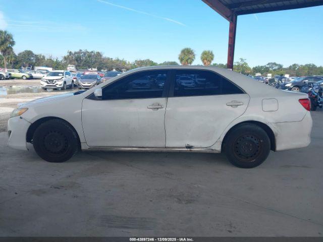 Toyota Camry Le Image 13