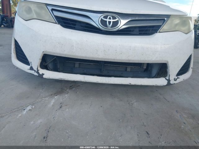 Toyota Camry Le Image 19