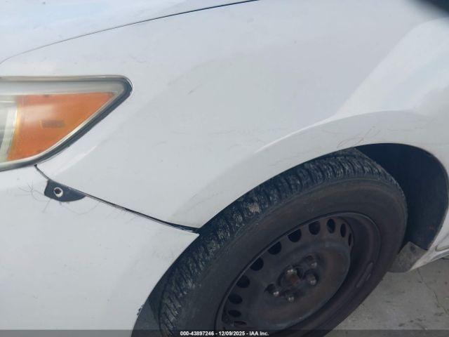 Toyota Camry Le Image 3