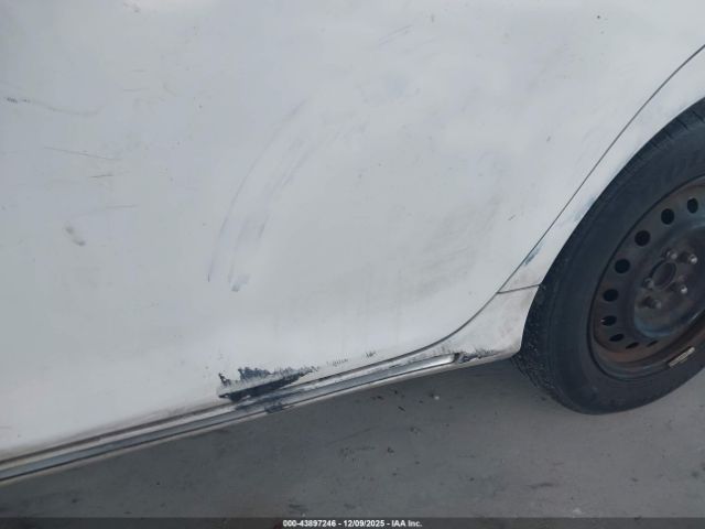 Toyota Camry Le Image 16