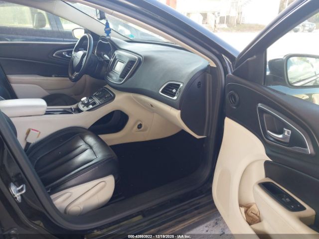 Chrysler 200 Limited Image 4