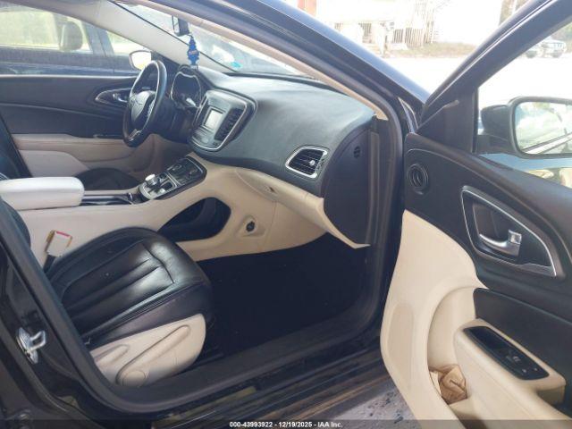 Chrysler 200 Limited Image 4