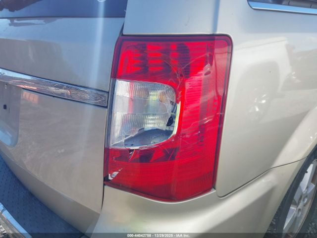 Chrysler Town & Country Touring Image 12