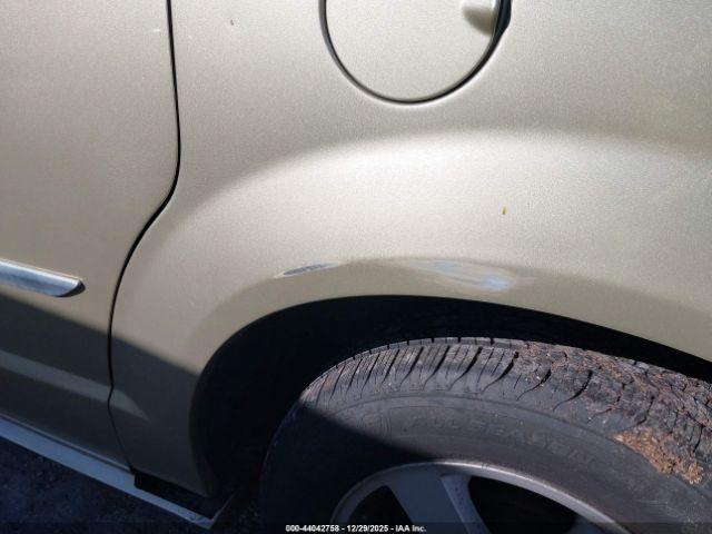 Chrysler Town & Country Touring Image 3