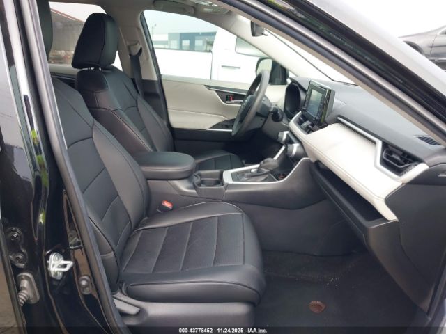 Toyota RAV4 Xle Image 13