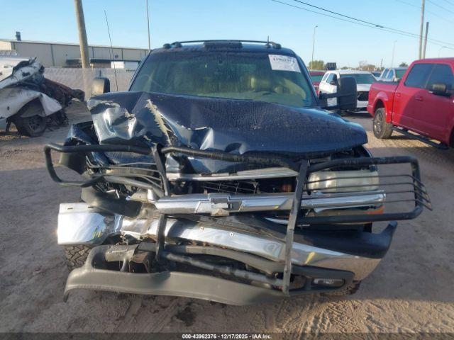 Chevrolet Suburban 2500 Lt Image 12