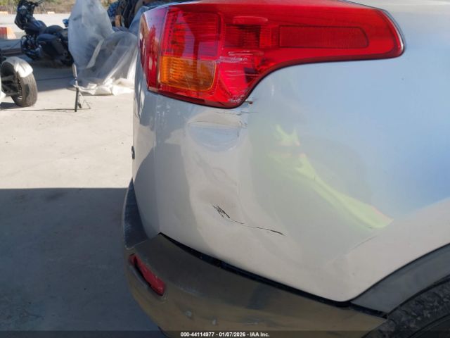 Toyota RAV4 Le Image 18