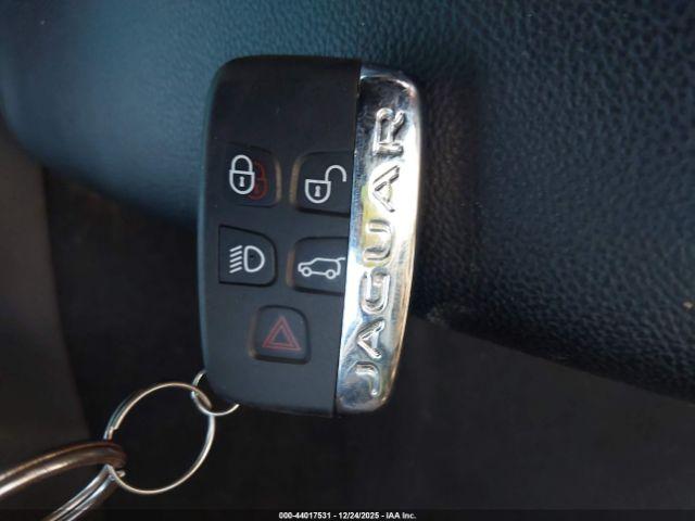 Jaguar XE 25t Image 11