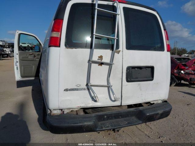Chevrolet Express Work Van Image 4