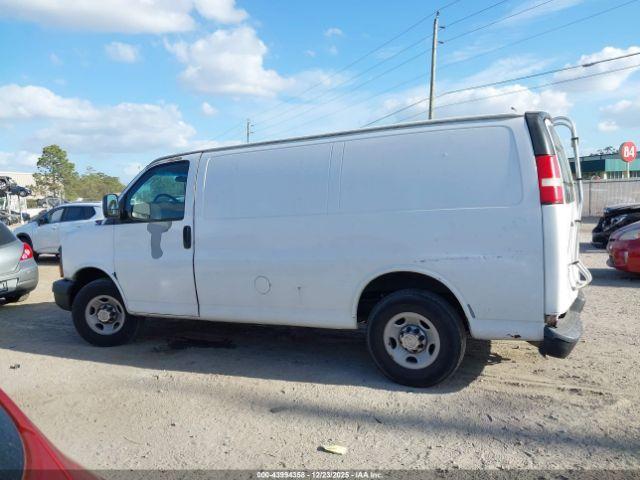 Chevrolet Express Work Van Image 9